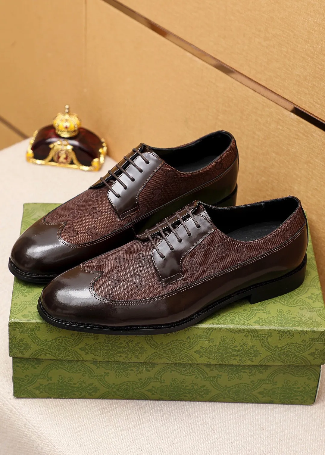 Men's shoes 💰460 💐 Product trademark: GUCCI "Gucci" business leather shoes Regular size: 38-44 (45🉑️customized) Product materials: Selected imported first-layer open-edge beaded cowhide leather upper, imported water-dyed cowhide leather lining. Strong three-dimensional visual effect, combined outsole Color: 2⃣️colors available